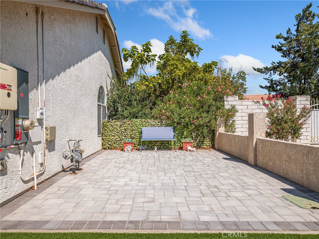 18668 Kamana Road Apple Valley, CA 92307 - Photo 5 of 35