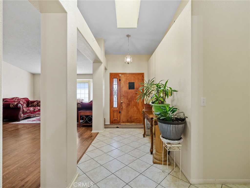 18668 Kamana Road Apple Valley, CA 92307 - Photo 6 of 35 Entry interior