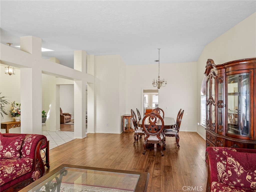 18668 Kamana Road Apple Valley, CA 92307 - Photo 8 of 35 Dining area