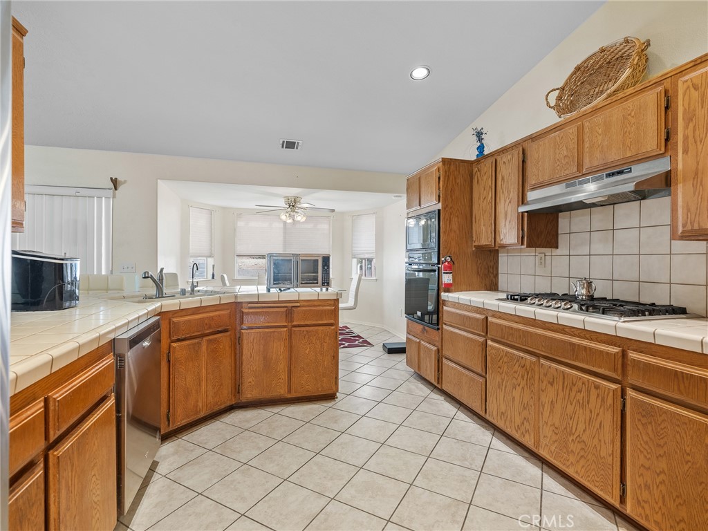 18668 Kamana Road Apple Valley, CA 92307 - Photo 10 of 35 Kitchen to breakfast nook