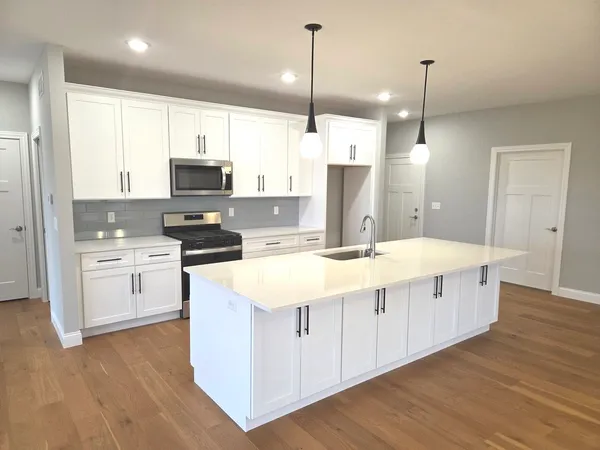 $389,900 | 3 Saint Ivans Circle, Bloomington, IL 61705