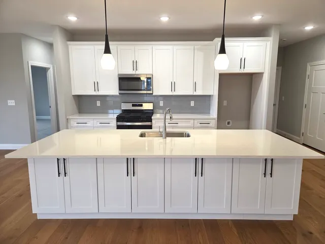 $389,900 | 3 Saint Ivans Circle, Bloomington, IL 61705