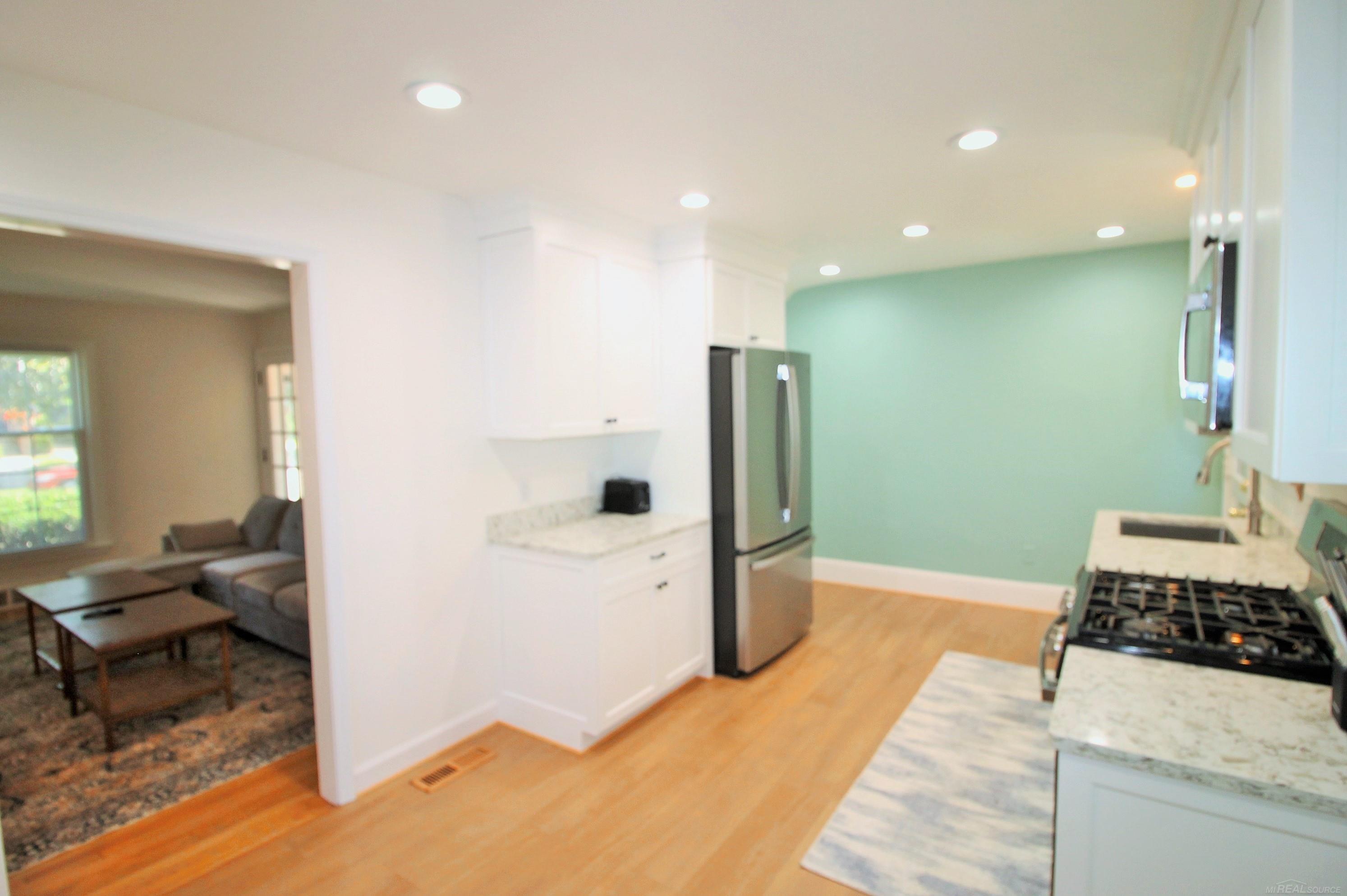 825-827 Neff Road Grosse Pointe, MI 48230 - Photo 12 of 31 50156431-64229e3f-e799-49fd-be99-f6577ae4f720.JPG