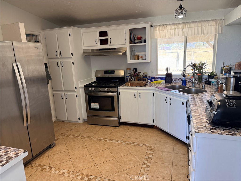 397 Joshua Hills Road Pinon Hills, CA 92372 - Photo 12 of 29