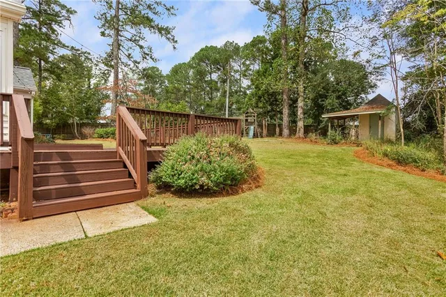 a view of a house with a yard