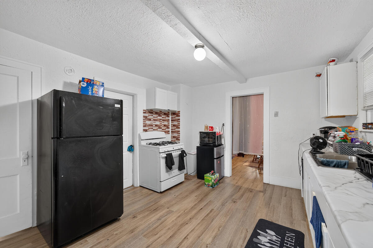 6522 28th Avenue Kenosha, WI 53143 - Photo 14 of 27 Upper Kitchen