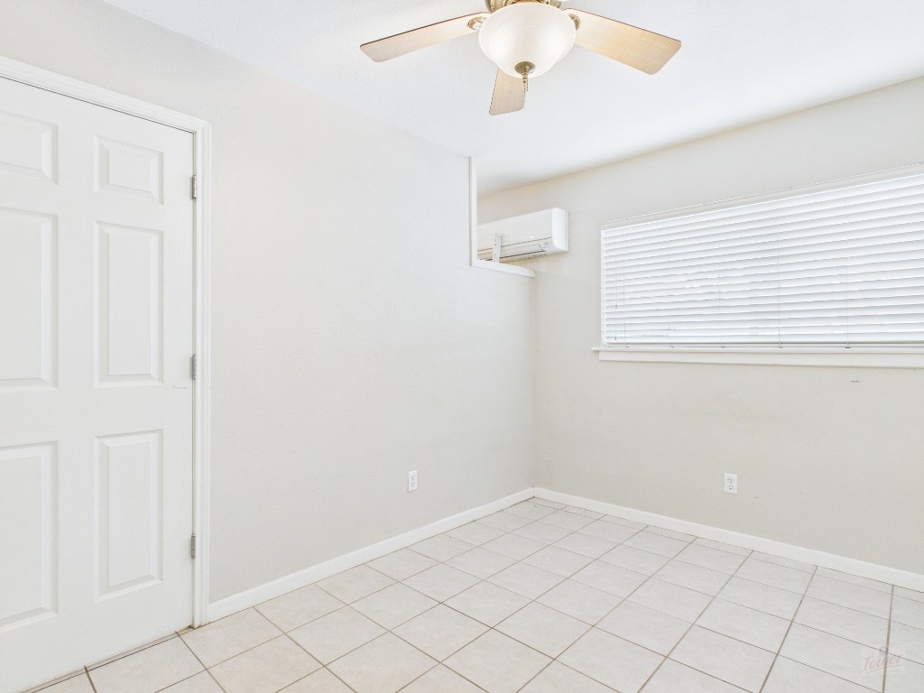 304 East 33rd Street, Unit 10 Austin, TX 78705 - Photo 14 of 28 an empty room with a window