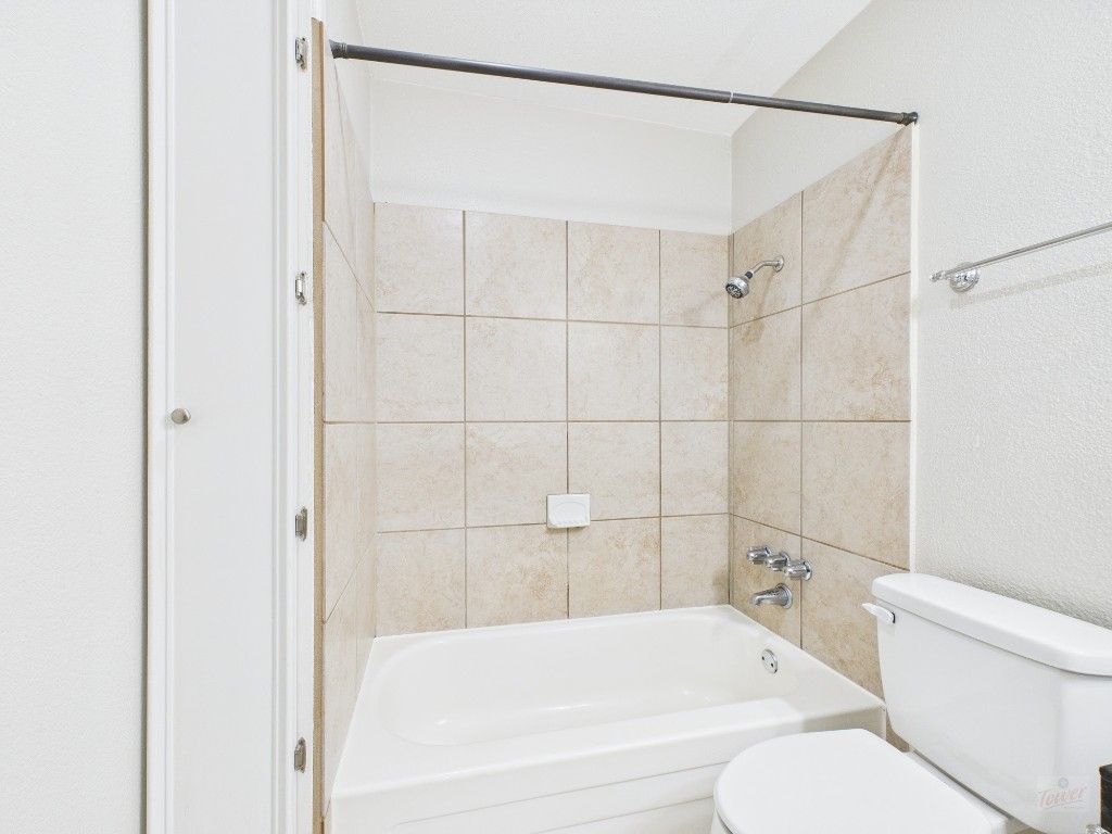 304 East 33rd Street, Unit 10 Austin, TX 78705 - Photo 20 of 28 a bathroom with a bathtub and a toilet
