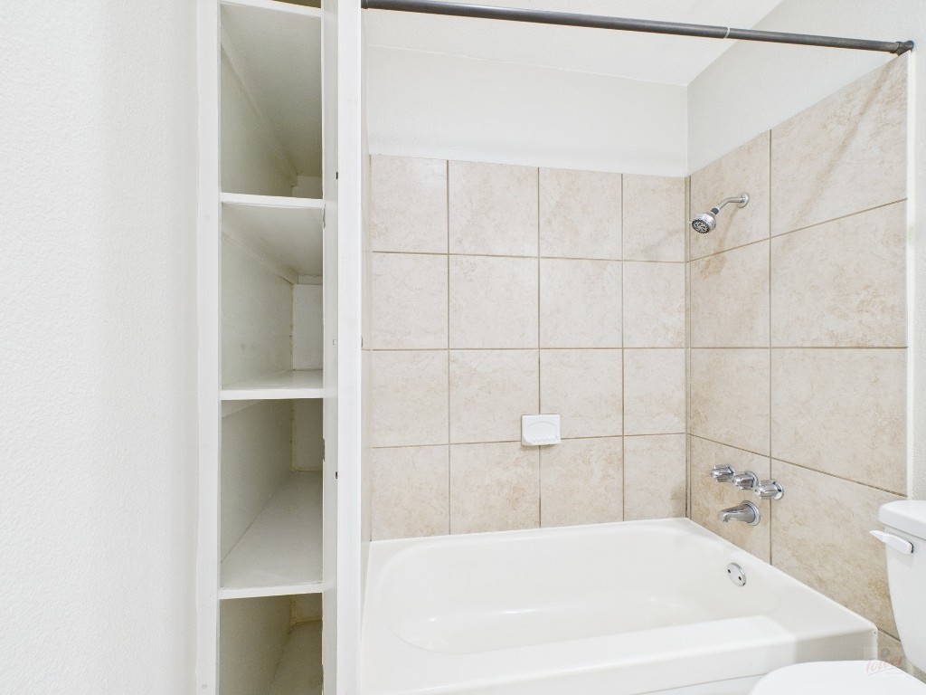 304 East 33rd Street, Unit 10 Austin, TX 78705 - Photo 21 of 28 a bathroom with a bathtub
