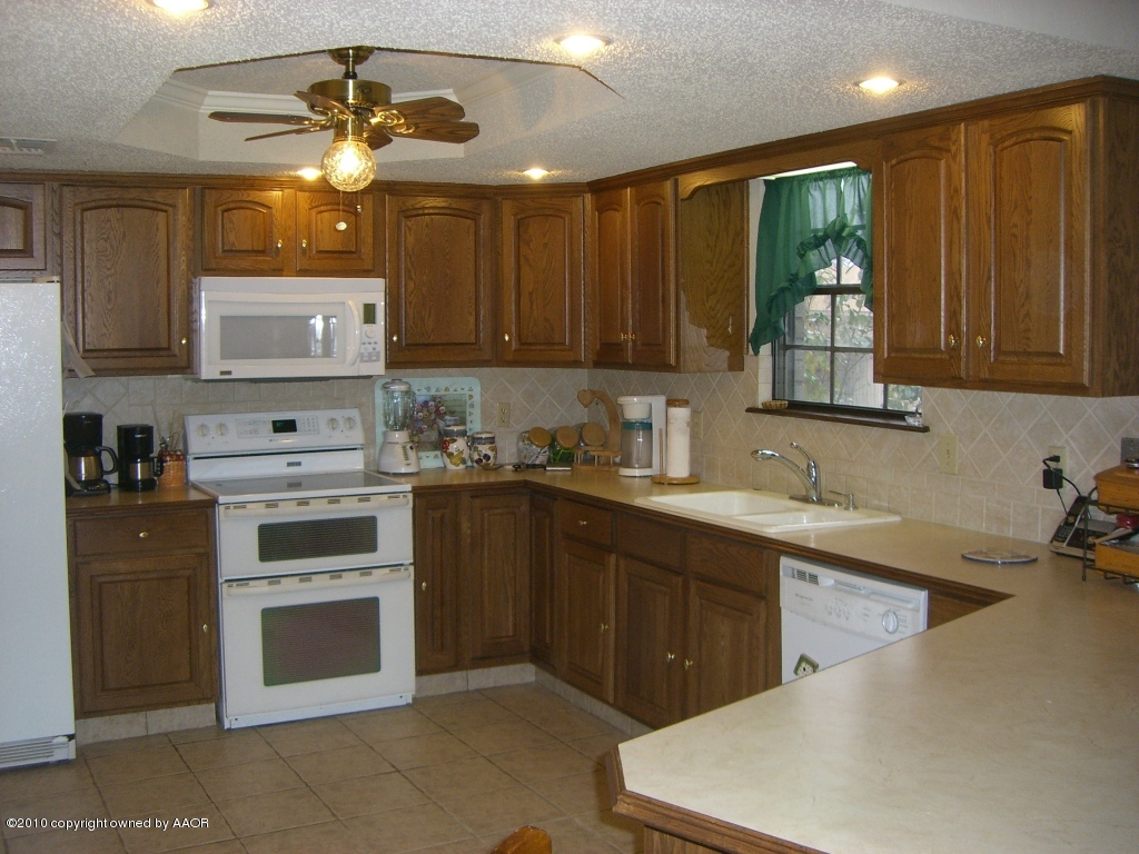 5024 Hillside Road Amarillo, TX 79109 - Photo 6 of 30 Kitchen