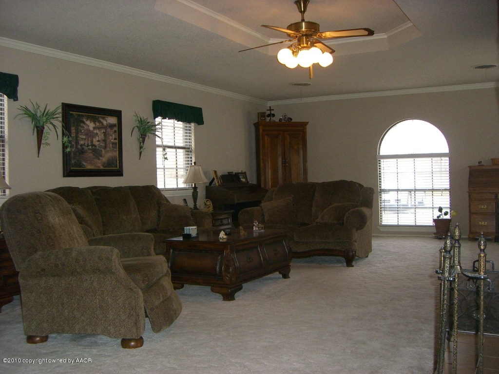 5024 Hillside Road Amarillo, TX 79109 - Photo 9 of 30 Living Room