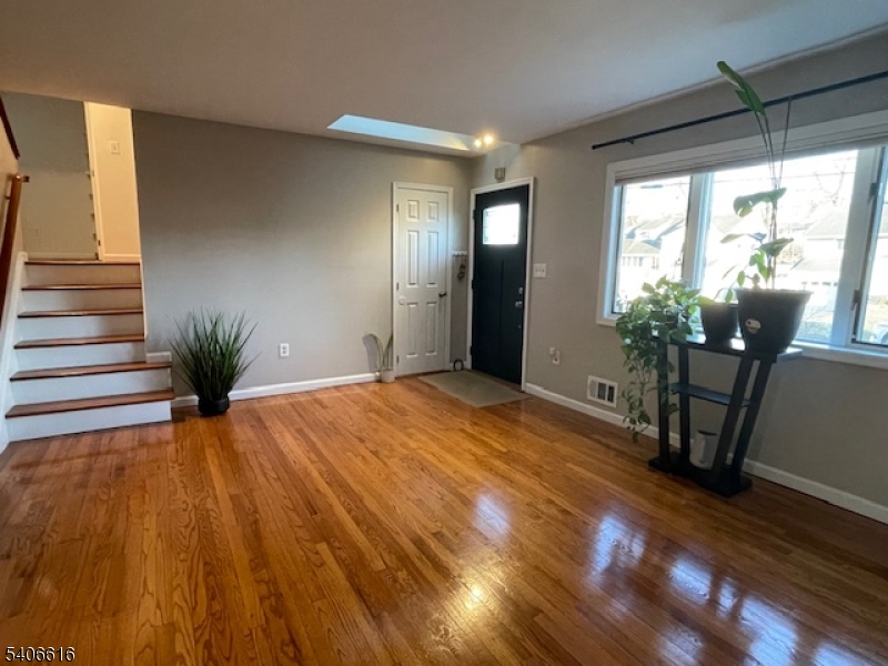 189 McFarlane Road Woodbridge, NJ 07067 - Photo 15 of 35