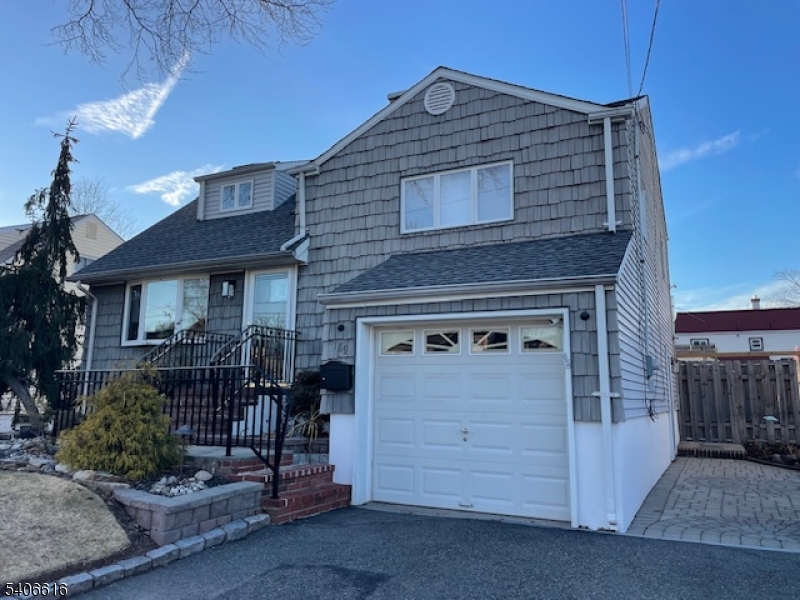 189 McFarlane Road Woodbridge, NJ 07067 - Photo 3 of 35