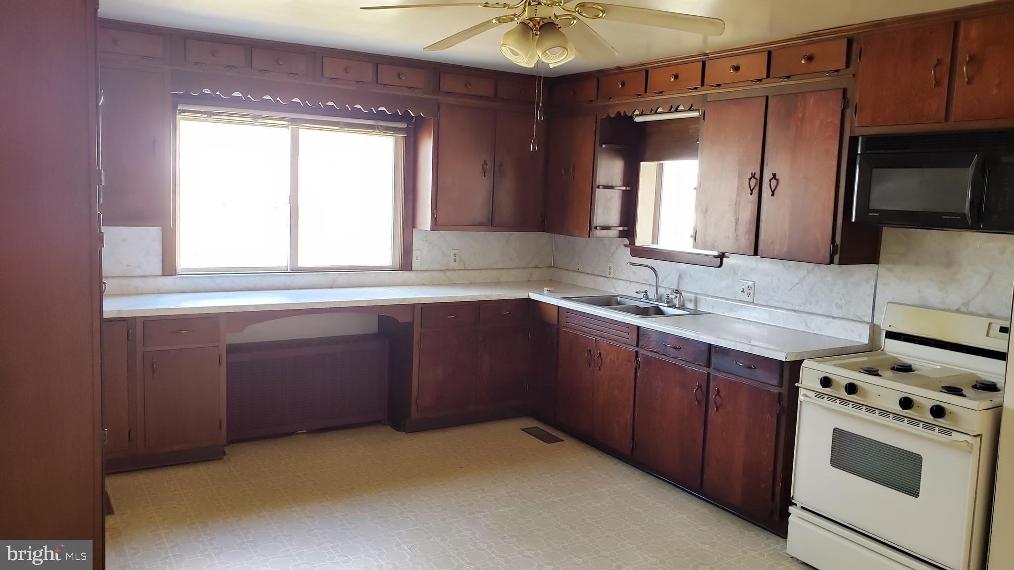 12835 Point Salem Road Hagerstown, MD 21740 - Photo 4 of 13 Large Kitchen