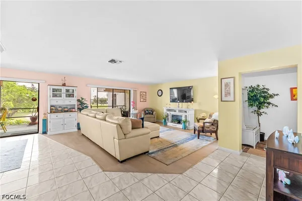 $119,900 | 4728 Orange Grove Boulevard, Unit 10, North Fort Myers, FL 33903