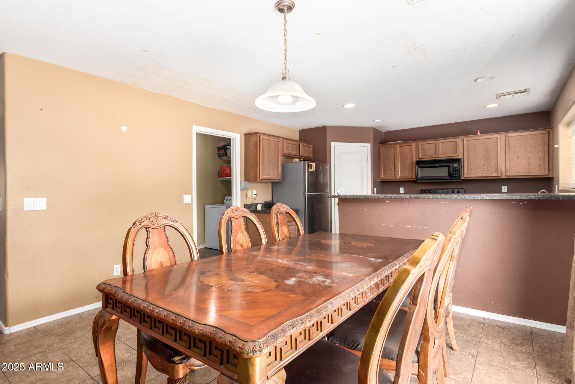 7229 West Crown King Road Phoenix, AZ 85043 - Photo 14 of 38 a view of a dining room with furniture