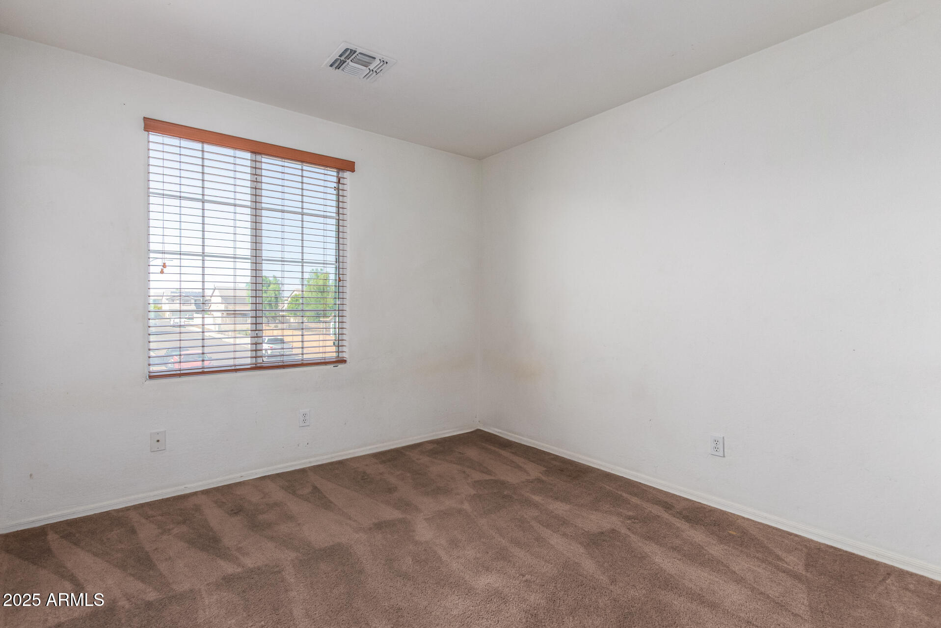 7229 West Crown King Road Phoenix, AZ 85043 - Photo 25 of 38 an empty room with a window