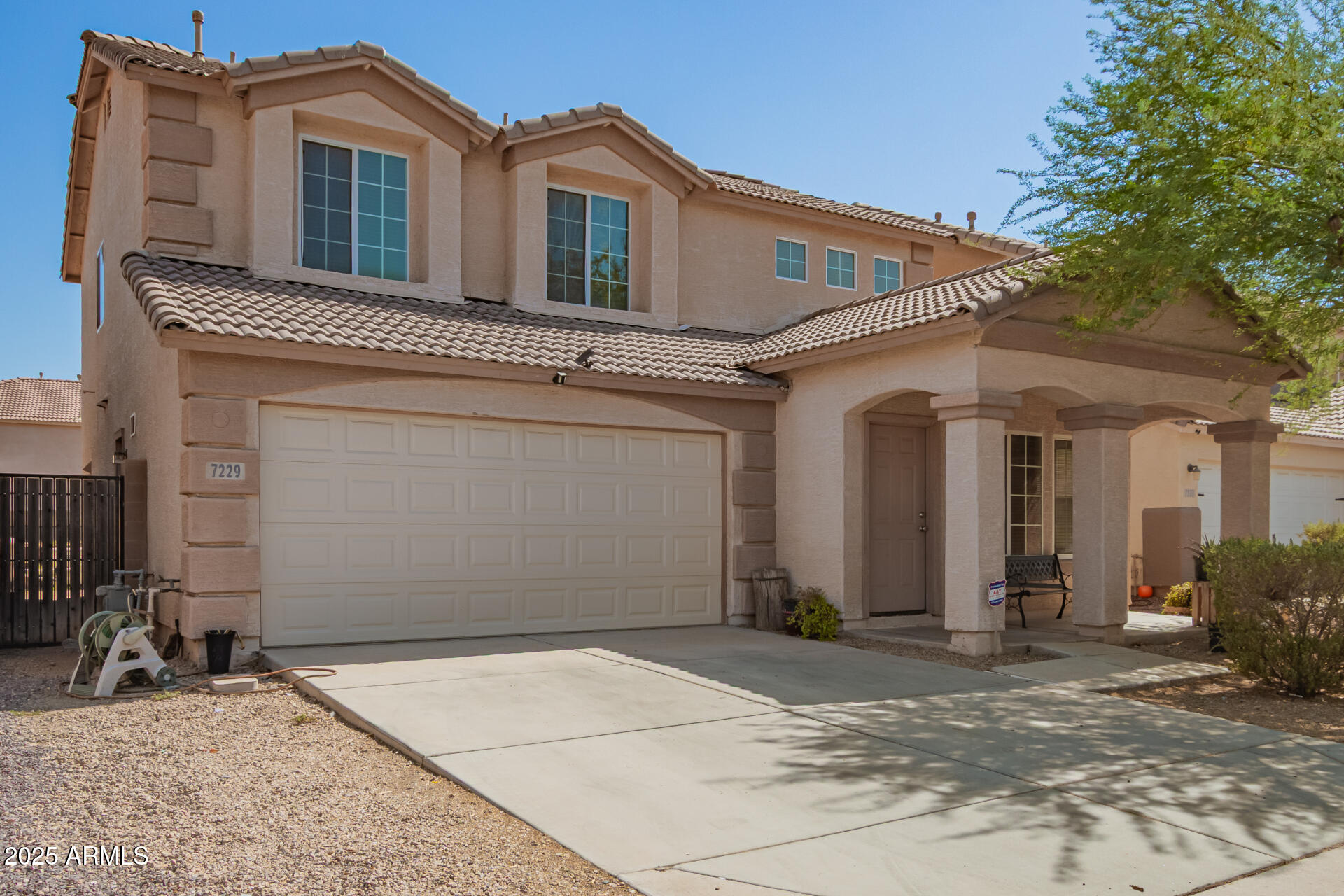 7229 West Crown King Road Phoenix, AZ 85043 - Photo 4 of 38 a front view of a house with a yard