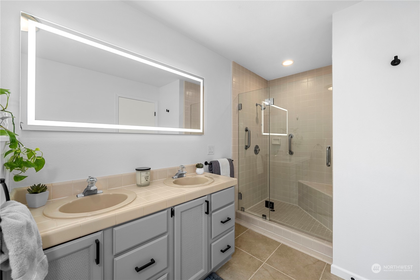 9151 Icicle Road, Unit E Leavenworth, WA 98826 - Photo 15 of 40 a bathroom with a sink double vanity granite tub shower and a mirror