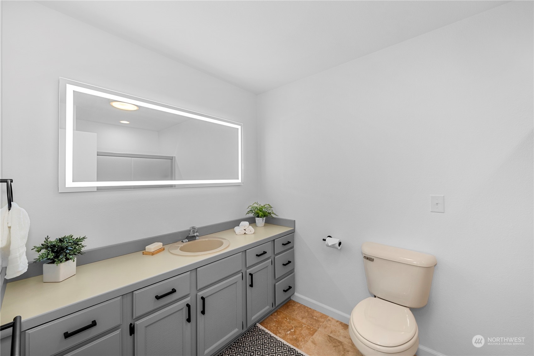 9151 Icicle Road, Unit E Leavenworth, WA 98826 - Photo 17 of 40 a bathroom with a granite countertop toilet sink and mirror