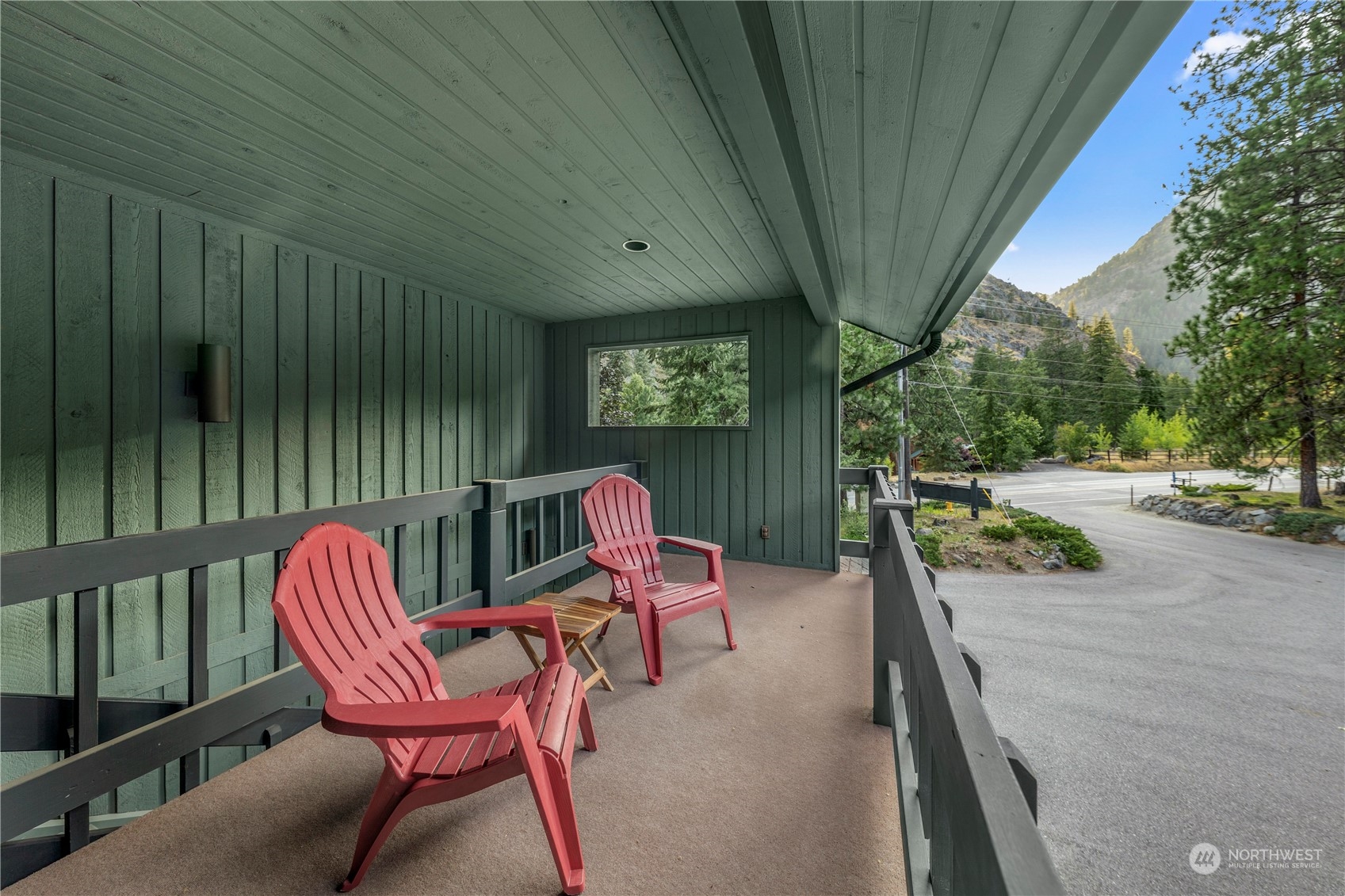 9151 Icicle Road, Unit E Leavenworth, WA 98826 - Photo 30 of 40 a chairs and table in a patio