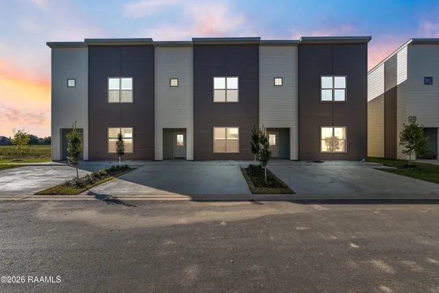 $1,800 | 113 Firethorn Drive, Youngsville, LA 70592