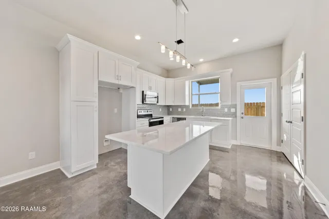 $1,800 | 113 Firethorn Drive, Youngsville, LA 70592