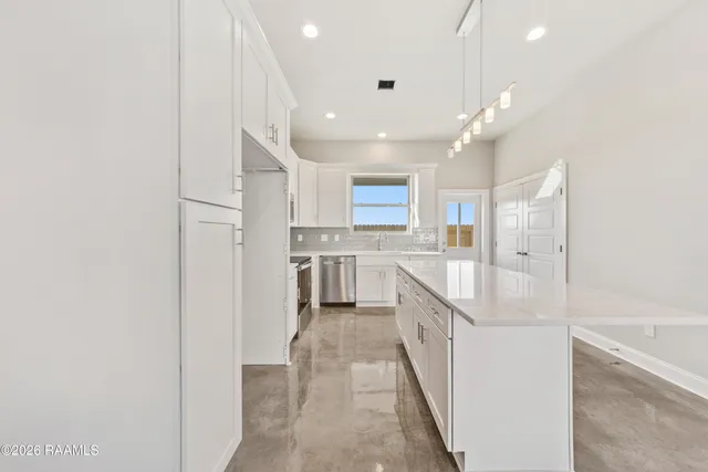 $1,800 | 113 Firethorn Drive, Youngsville, LA 70592