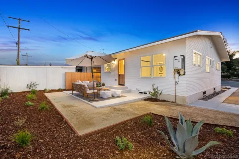 a view of a house with backyard