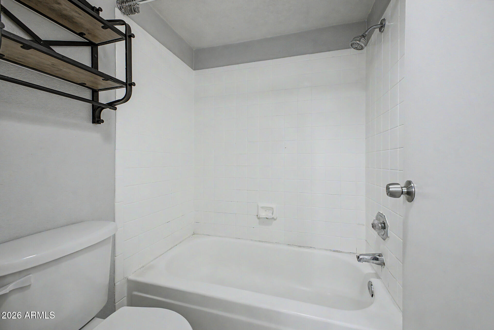 2625 East Indian School Road, Unit 227 Phoenix, AZ 85016 - Photo 18 of 31 a bathroom with a bathtub