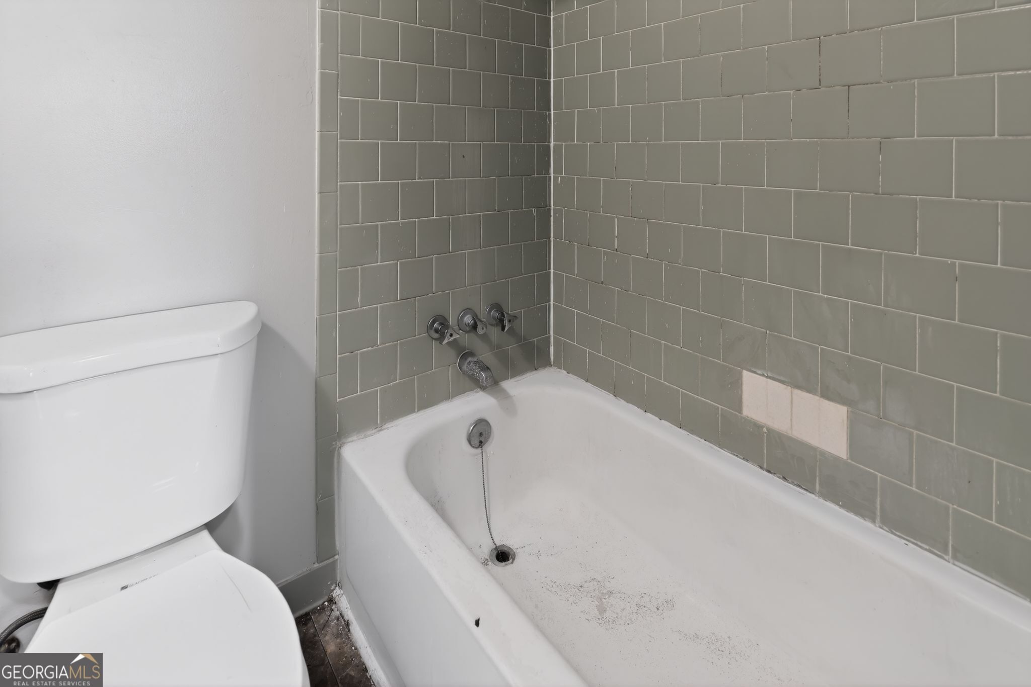 2809 Butler Manor Drive Hephzibah, GA 30815 - Photo 27 of 35 a white bath tub sitting next to a toilet