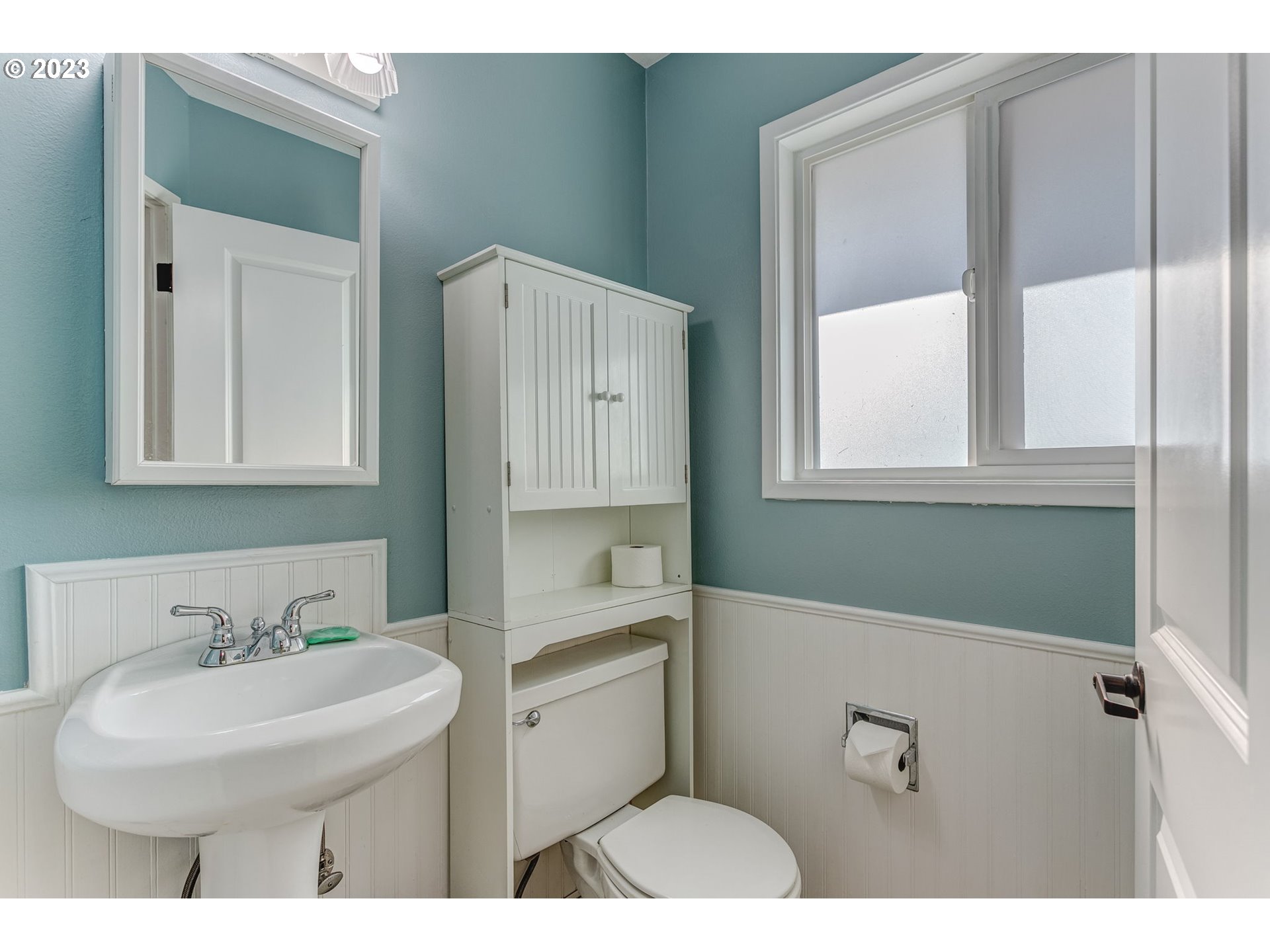 21321 Southeast Alder Street Gresham, OR 97030 - Photo 21 of 39 a bathroom with a sink and a mirror