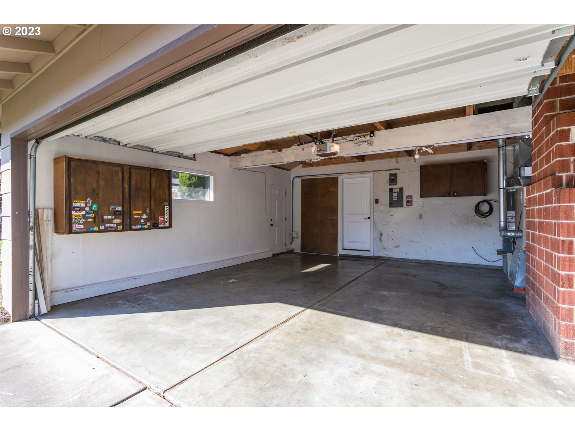 21321 Southeast Alder Street Gresham, OR 97030 - Photo 33 of 39 a view of a garage