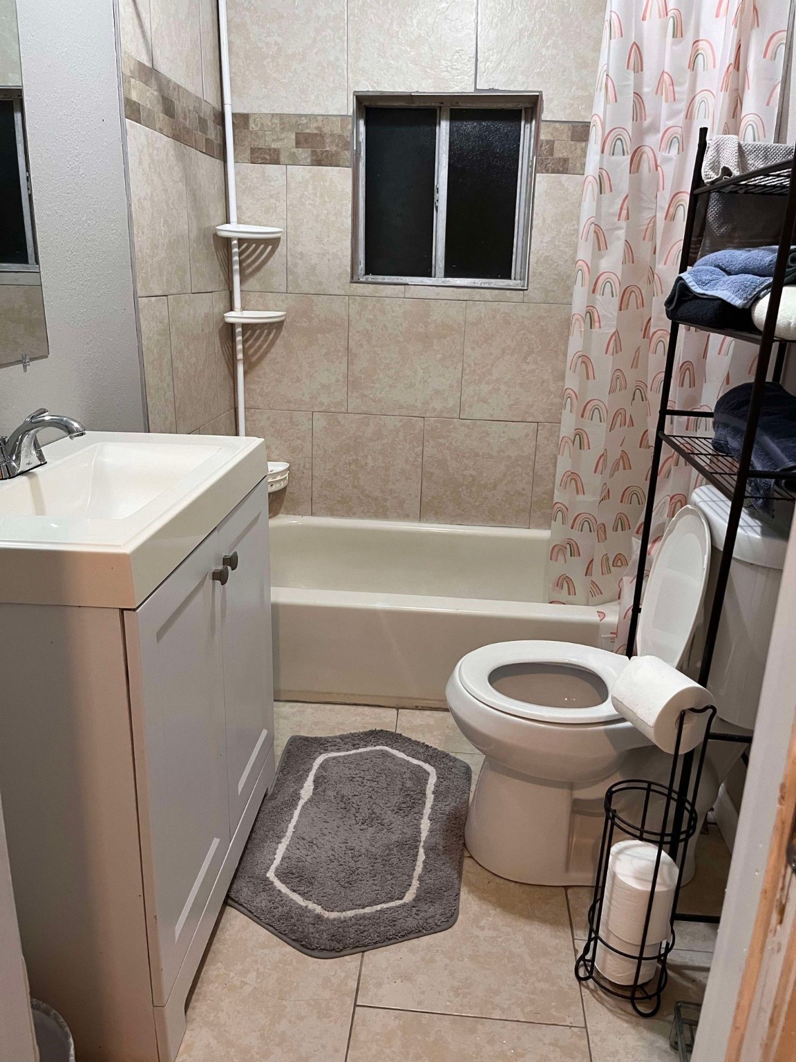 695 Grimes Avenue Silsbee, TX 77656 - Photo 21 of 29 a bathroom with a toilet a sink and bathtub