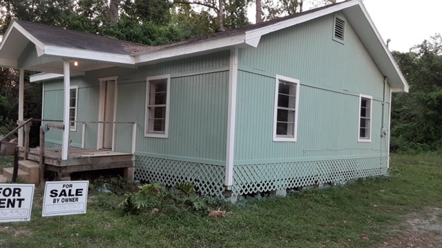 695 Grimes Avenue Silsbee, TX 77656 - Photo 4 of 29 a view of a house with a small yard and wooden fence