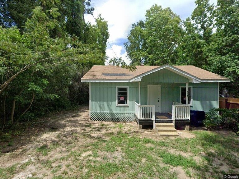 695 Grimes Avenue Silsbee, TX 77656 - Photo 8 of 29 a front view of a house with garden