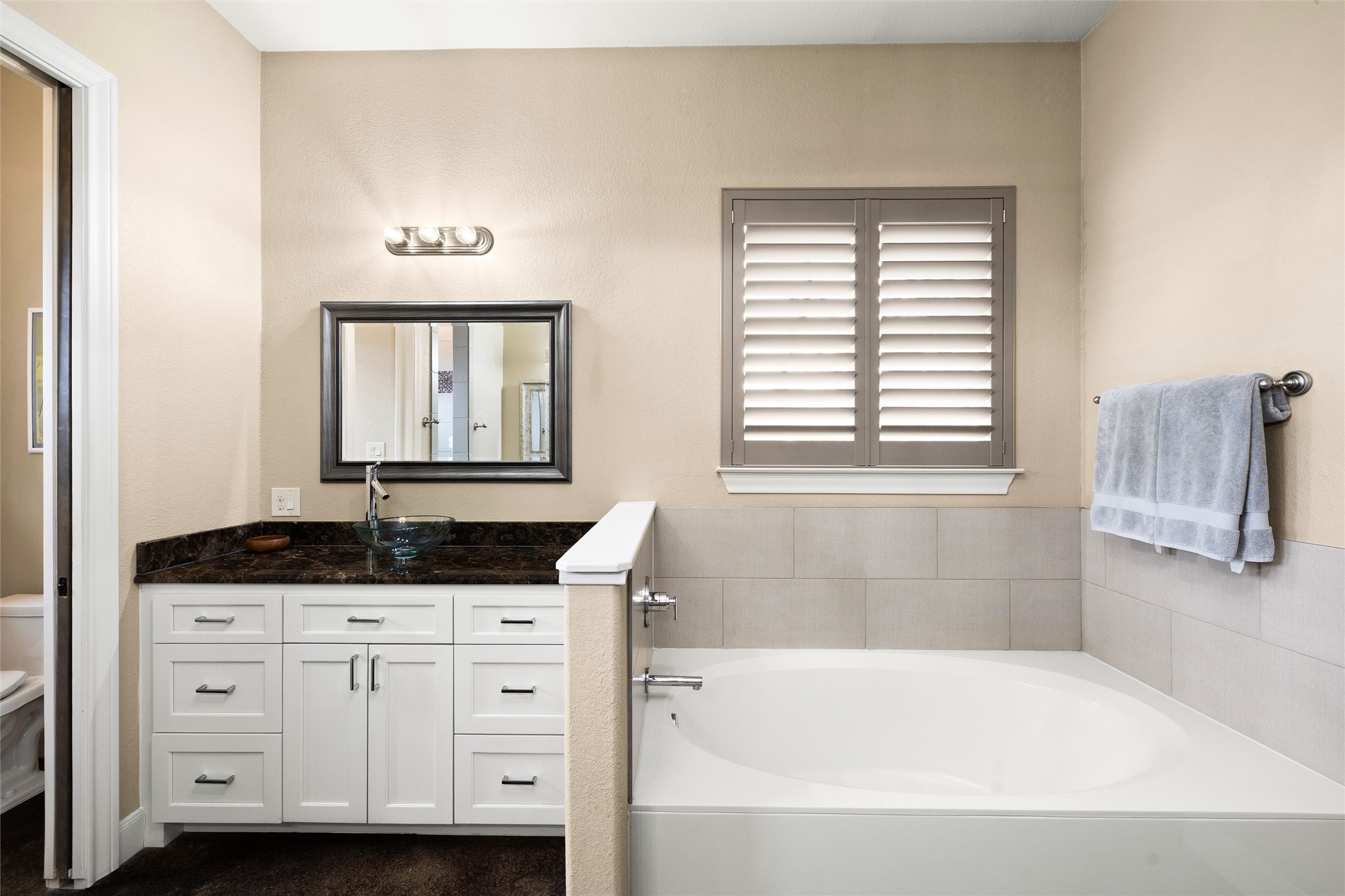 106 Fallow Way Bastrop, TX 78602 - Photo 22 of 40 Primary bathroom with dual vanities, garden tub and huge walk-in closet with plenty of built ins!