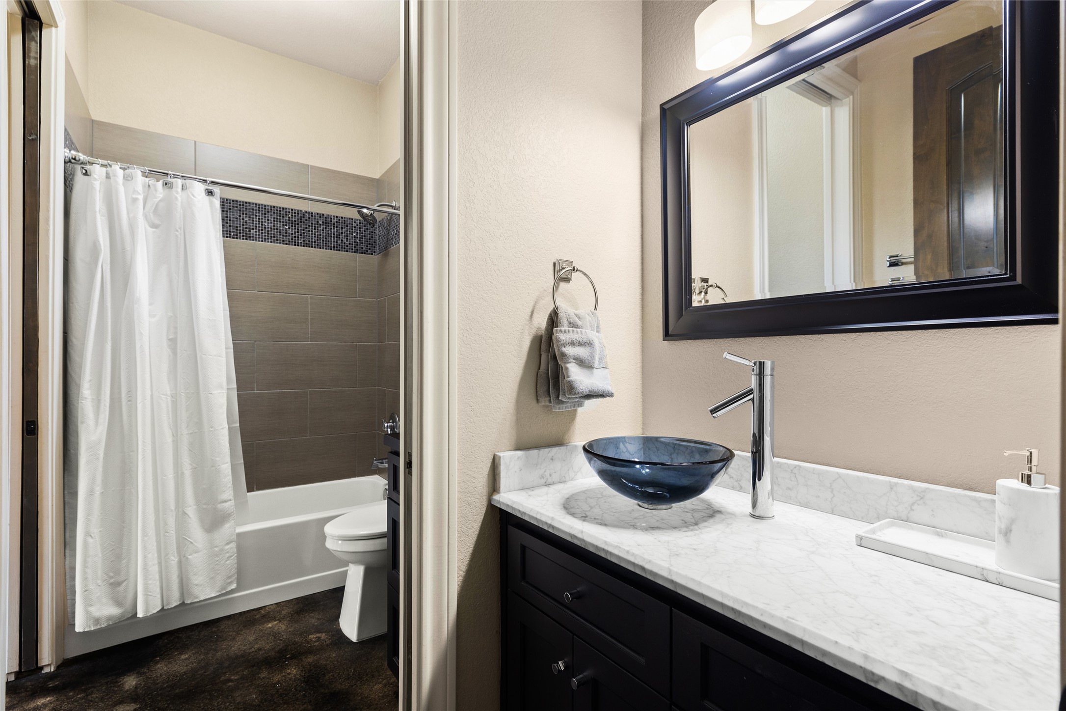 106 Fallow Way Bastrop, TX 78602 - Photo 27 of 40 Jack & Jill bathroom off of Secondary bedroom #4