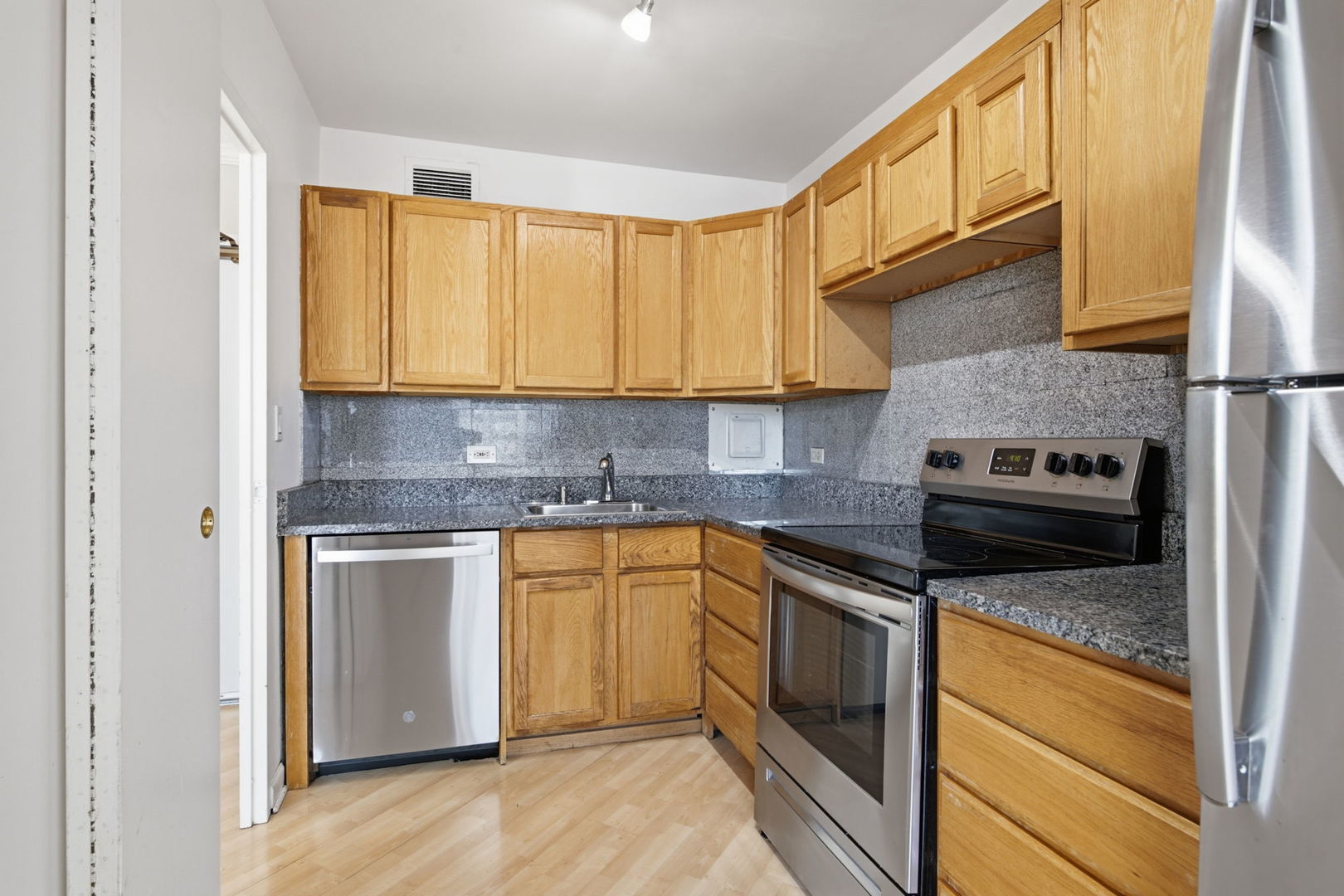 5757 North Sheridan Road, Unit 19D Chicago, IL 60660 - Photo 7 of 29 Gallery Image 7