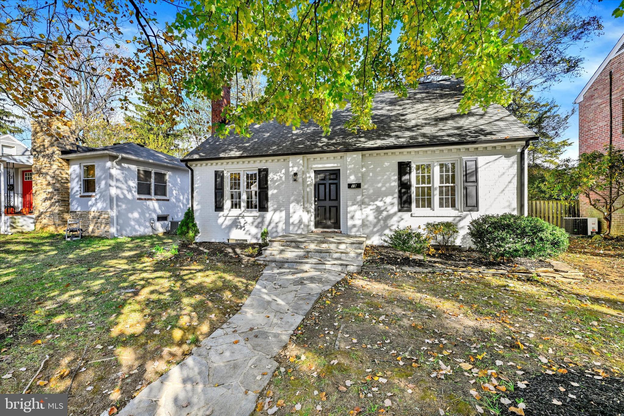 19 Dunmore Road Catonsville, MD 21228 - Photo 3 of 50 front view of house with a yard