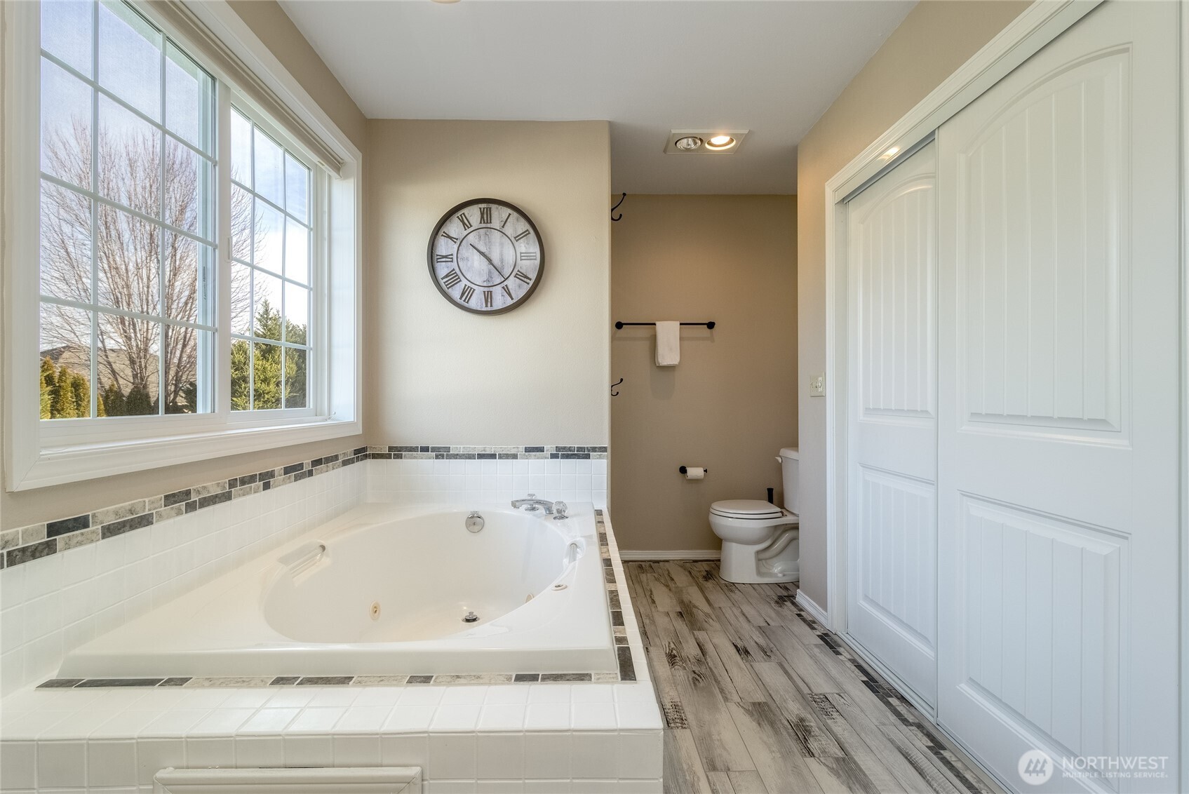 47 Austin Street Walla Walla, WA 99362 - Photo 19 of 40 a bathroom with a bathtub and a toilet