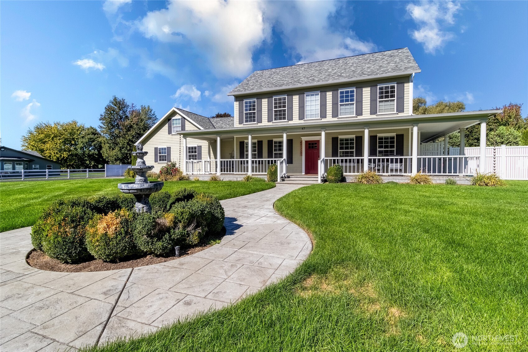 47 Austin Street Walla Walla, WA 99362 - Photo 2 of 40 a front view of a house with a garden