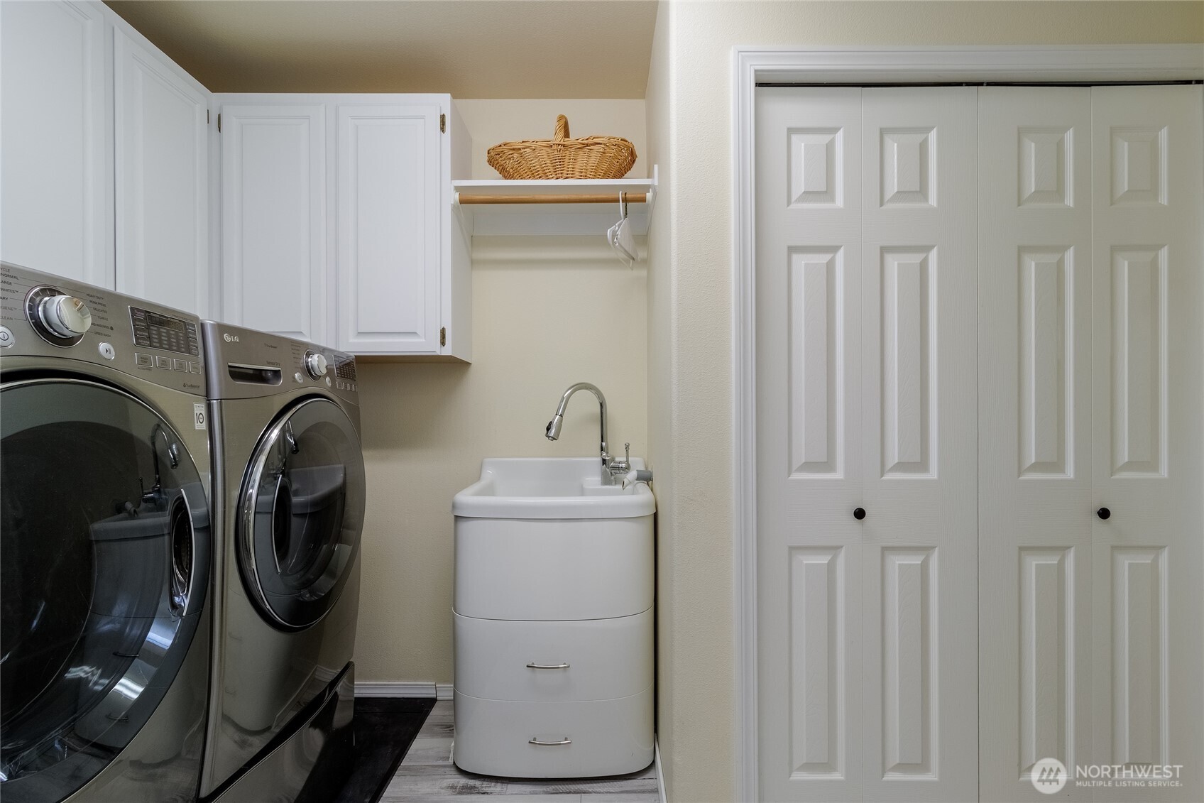 47 Austin Street Walla Walla, WA 99362 - Photo 24 of 40 a utility room with dryer and washer