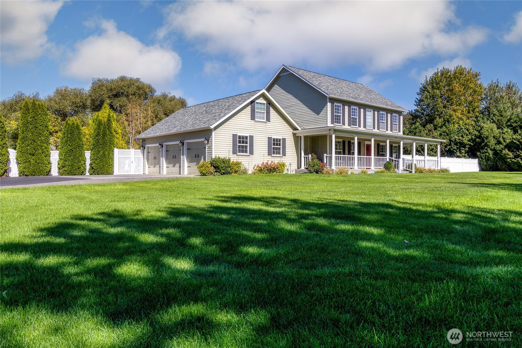 47 Austin Street Walla Walla, WA 99362 - Photo 3 of 40 a front view of a house with a garden