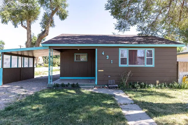 a view of a house with a yard