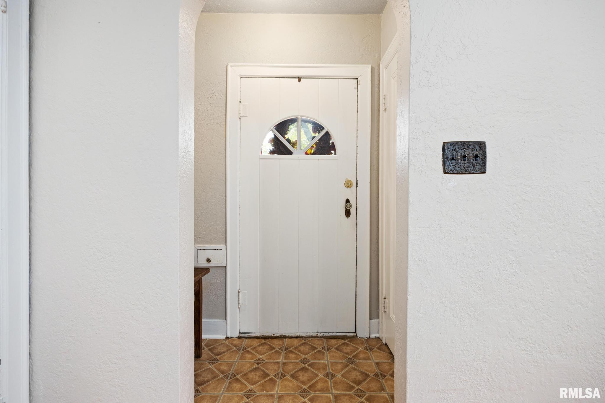 1323 West Circle Road Peoria, IL 61604 - Photo 4 of 43