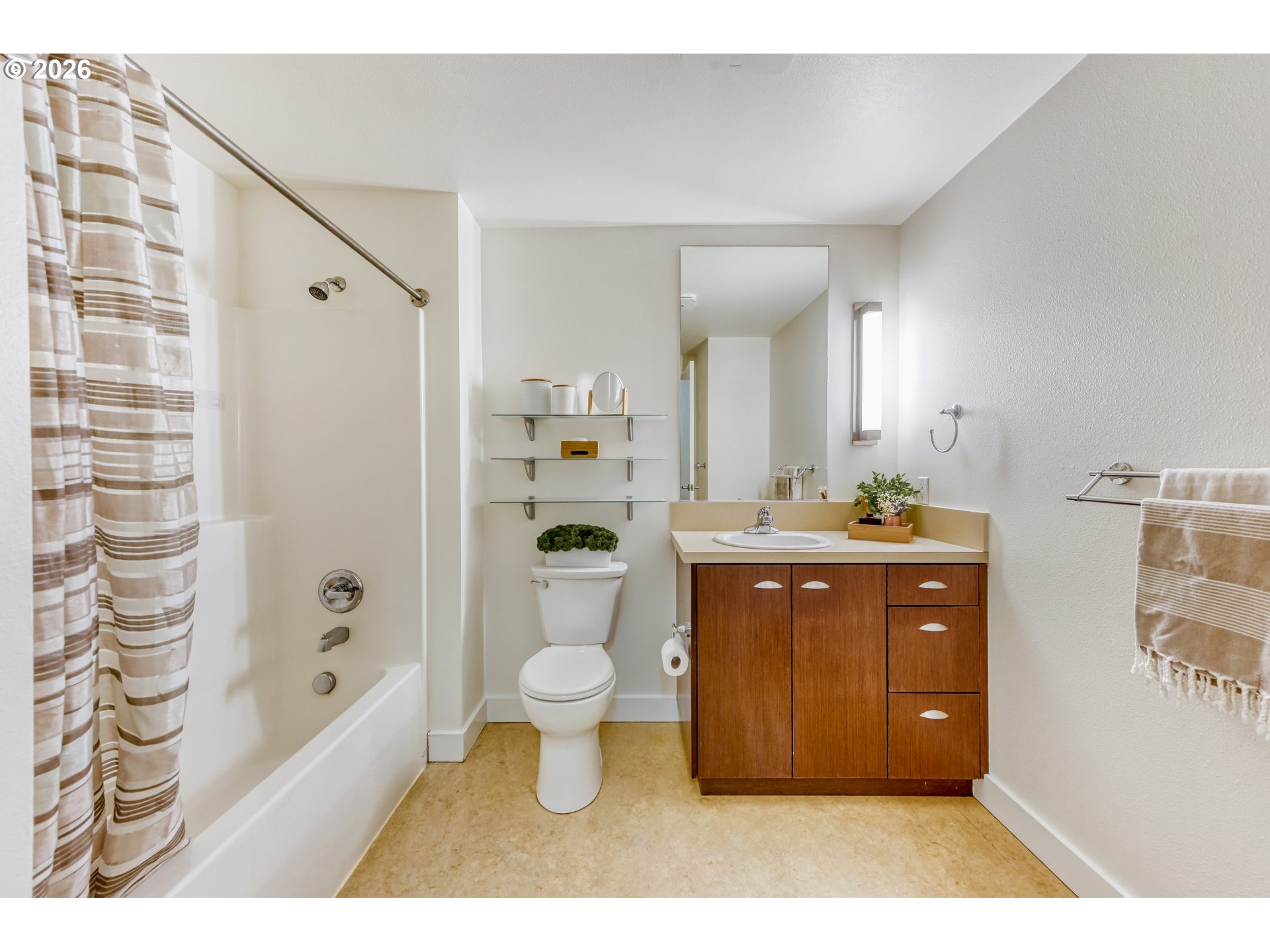 3970 North Interstate Avenue, Unit 307 Portland, OR 97227 - Photo 17 of 23 Bathroom