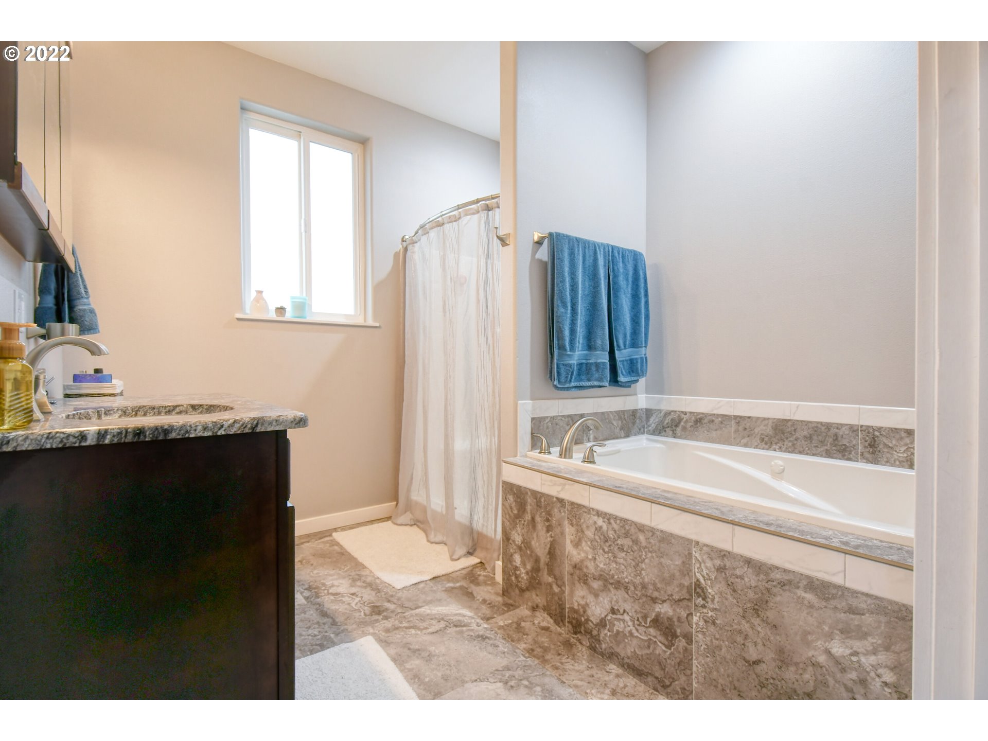 1803 Southwest 3rd Street Pendleton, OR 97801 - Photo 22 of 32 a bathroom with a bathtub and a sink