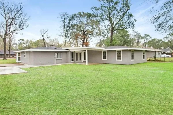 a view of a house with a backyard