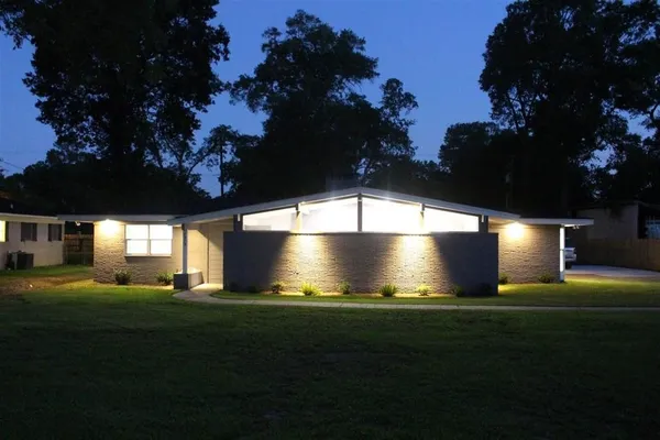 a view of a back yard